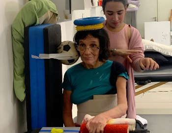 Fisioterapeura realizando Fisioterapia Neurofuncional