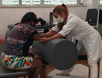 Fioterapeura Realizando Reabilitação Funcional
