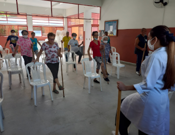 Fisioterapeura realizando fisioterapia preventiva